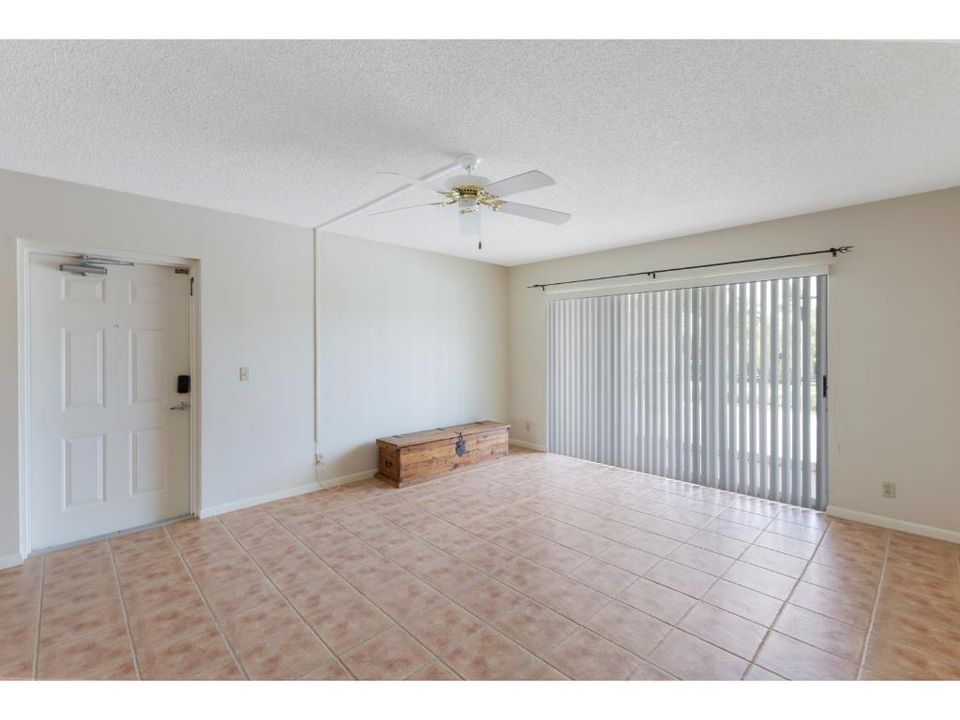 合同活跃: $250,000 (2 贝兹, 2 浴室, 1090 平方英尺)