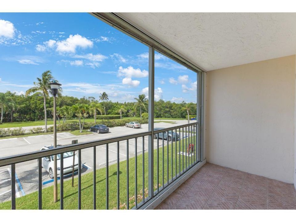 合同活跃: $250,000 (2 贝兹, 2 浴室, 1090 平方英尺)