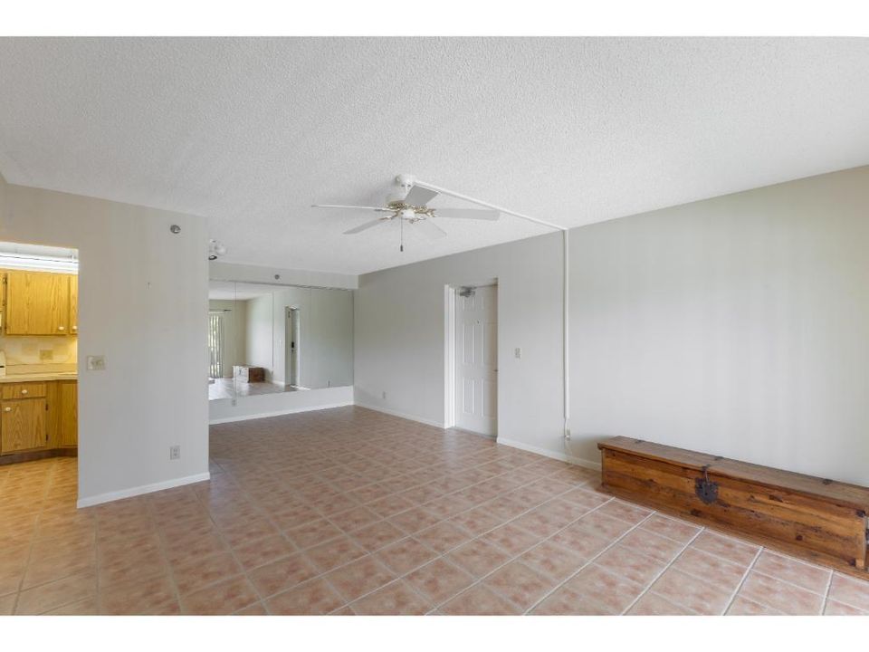 合同活跃: $250,000 (2 贝兹, 2 浴室, 1090 平方英尺)