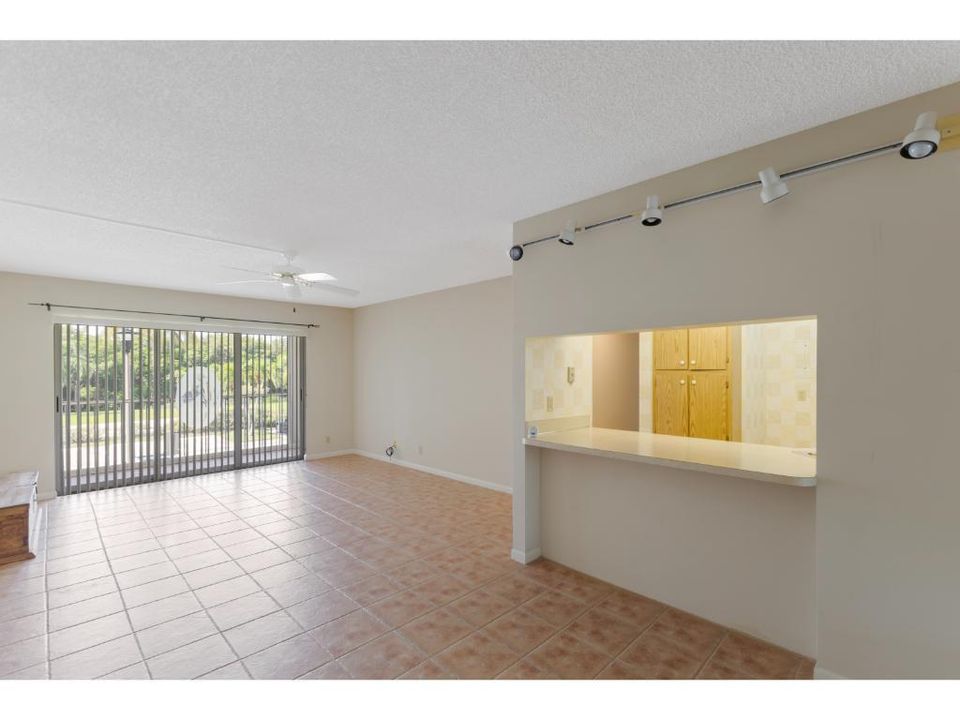 合同活跃: $250,000 (2 贝兹, 2 浴室, 1090 平方英尺)