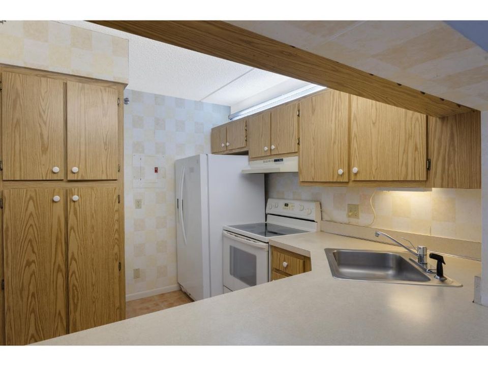 合同活跃: $250,000 (2 贝兹, 2 浴室, 1090 平方英尺)