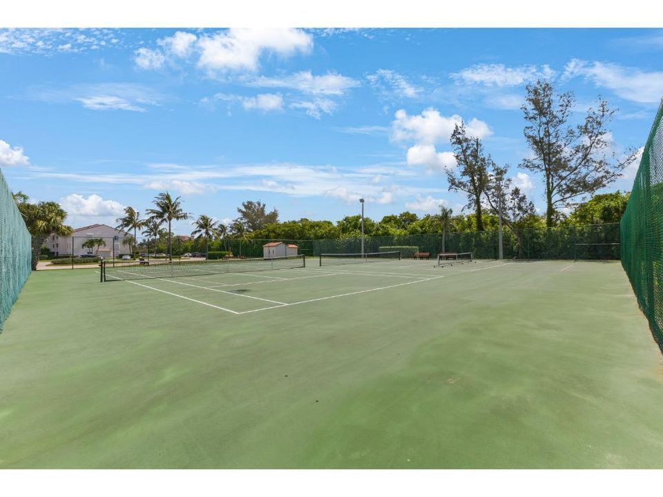 合同活跃: $250,000 (2 贝兹, 2 浴室, 1090 平方英尺)