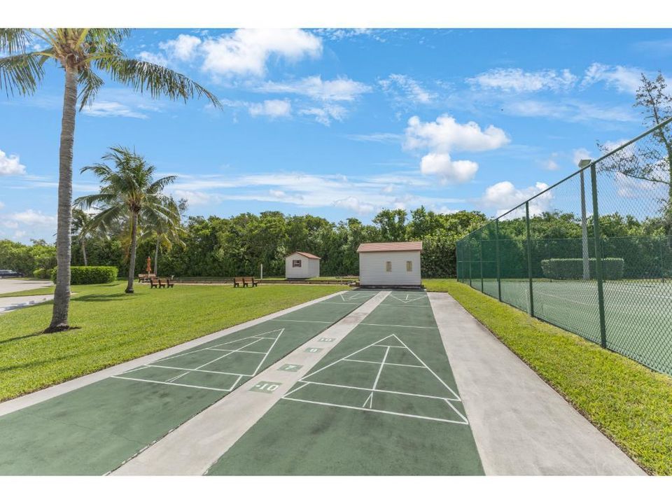 合同活跃: $250,000 (2 贝兹, 2 浴室, 1090 平方英尺)