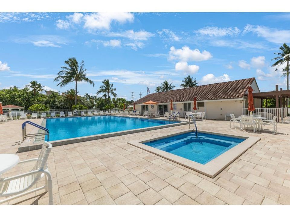 合同活跃: $250,000 (2 贝兹, 2 浴室, 1090 平方英尺)