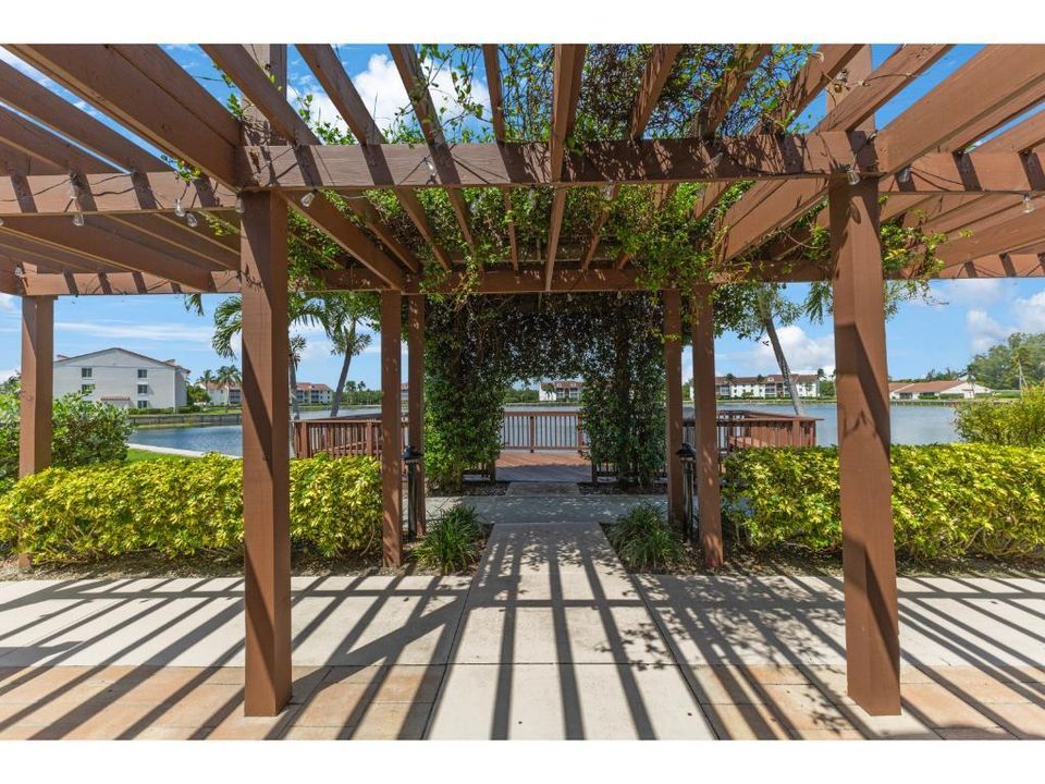 合同活跃: $250,000 (2 贝兹, 2 浴室, 1090 平方英尺)