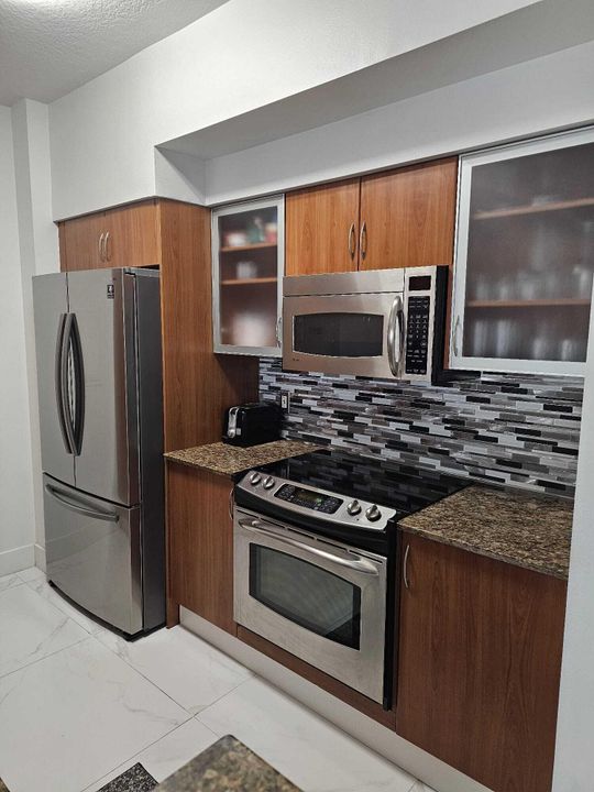 Active With Contract: $5,500 (2 beds, 2 baths, 1000 Square Feet)
