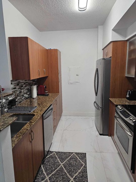 Active With Contract: $5,500 (2 beds, 2 baths, 1000 Square Feet)