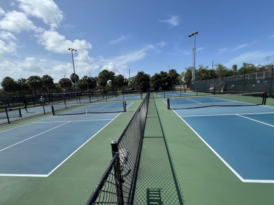 На продажу: $159,900 (1 спален, 1 ванн, 772 Квадратных фут)