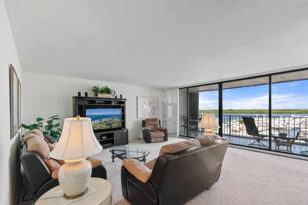 Vendido Recientemente: $476,000 (2 camas, 2 baños, 1628 Pies cuadrados)