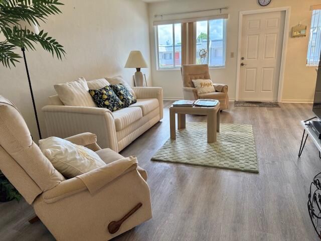 最近售出: $69,900 (1 贝兹, 1 浴室, 734 平方英尺)