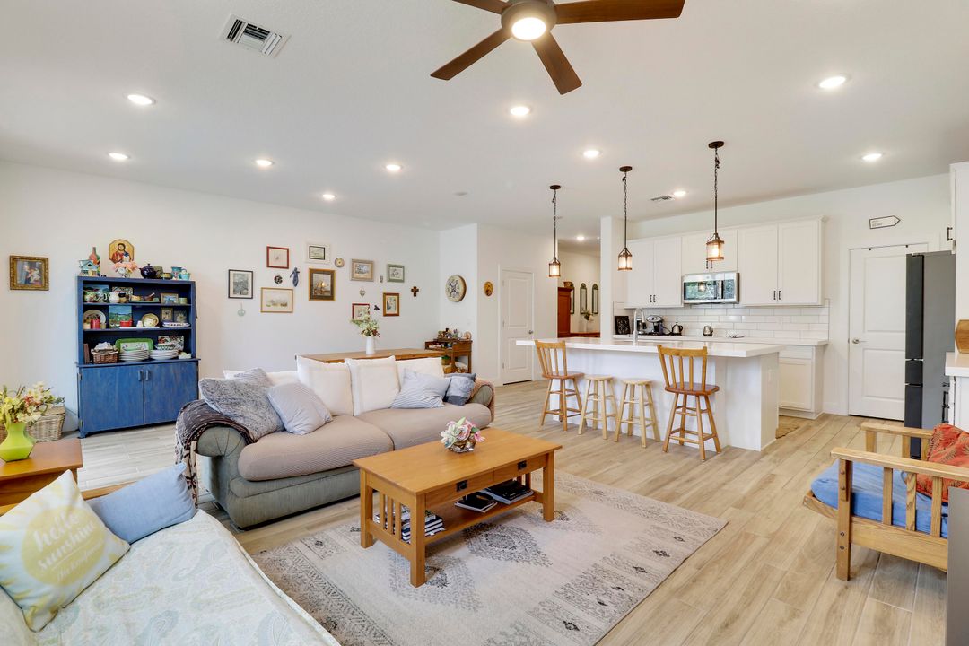 待售: $435,000 (3 贝兹, 2 浴室, 1974 平方英尺)