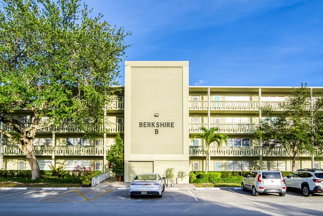 Active With Contract: $134,900 (2 beds, 2 baths, 841 Square Feet)