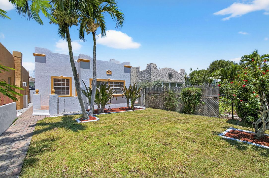 For Sale: $345,000 (2 beds, 1 baths, 1106 Square Feet)