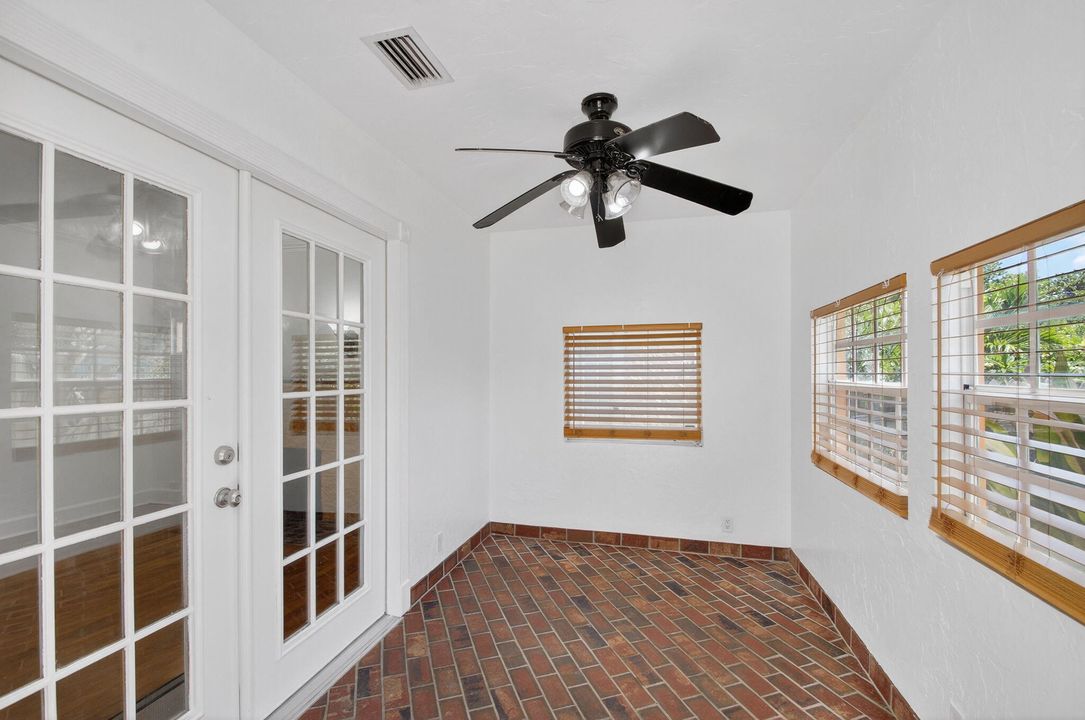 For Sale: $345,000 (2 beds, 1 baths, 1106 Square Feet)