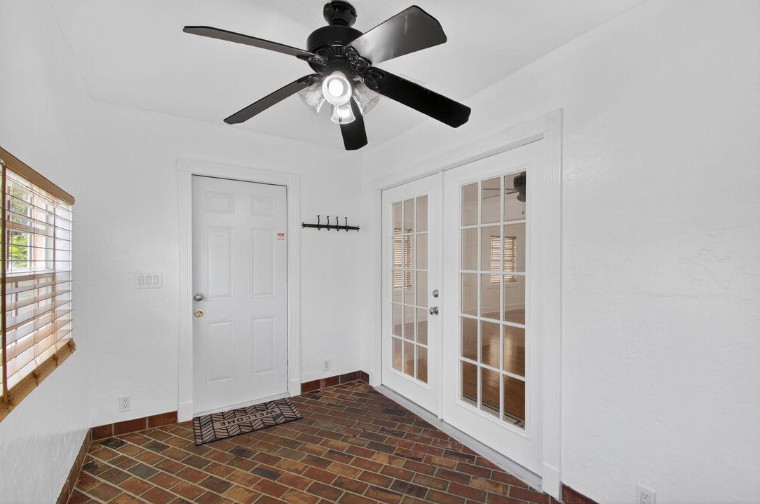 For Sale: $345,000 (2 beds, 1 baths, 1106 Square Feet)