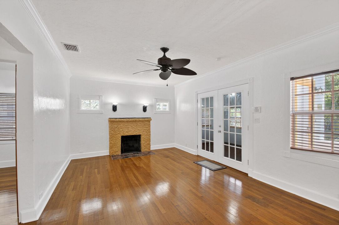 For Sale: $345,000 (2 beds, 1 baths, 1106 Square Feet)