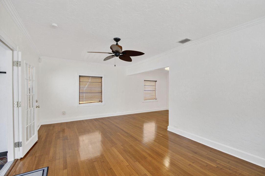 For Sale: $345,000 (2 beds, 1 baths, 1106 Square Feet)