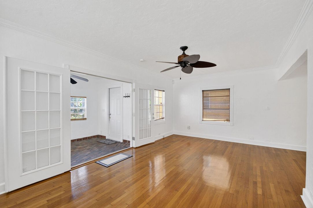 For Sale: $345,000 (2 beds, 1 baths, 1106 Square Feet)