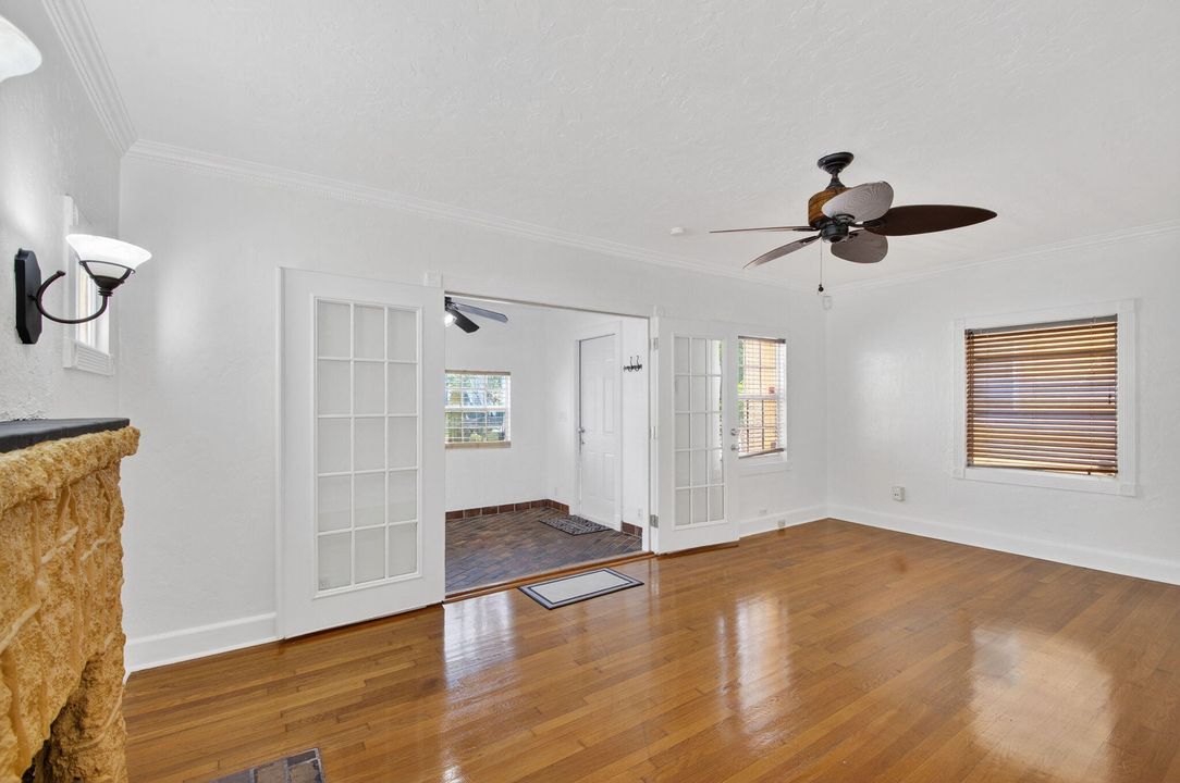 For Sale: $345,000 (2 beds, 1 baths, 1106 Square Feet)