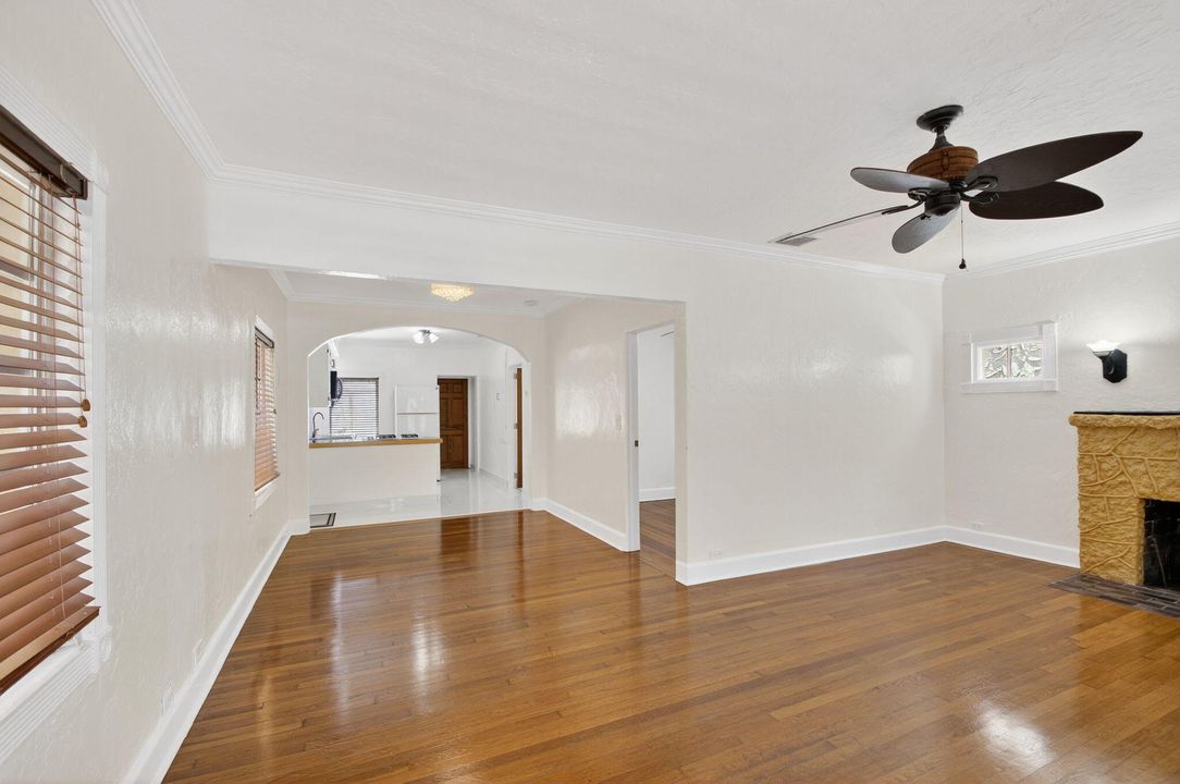 For Sale: $345,000 (2 beds, 1 baths, 1106 Square Feet)