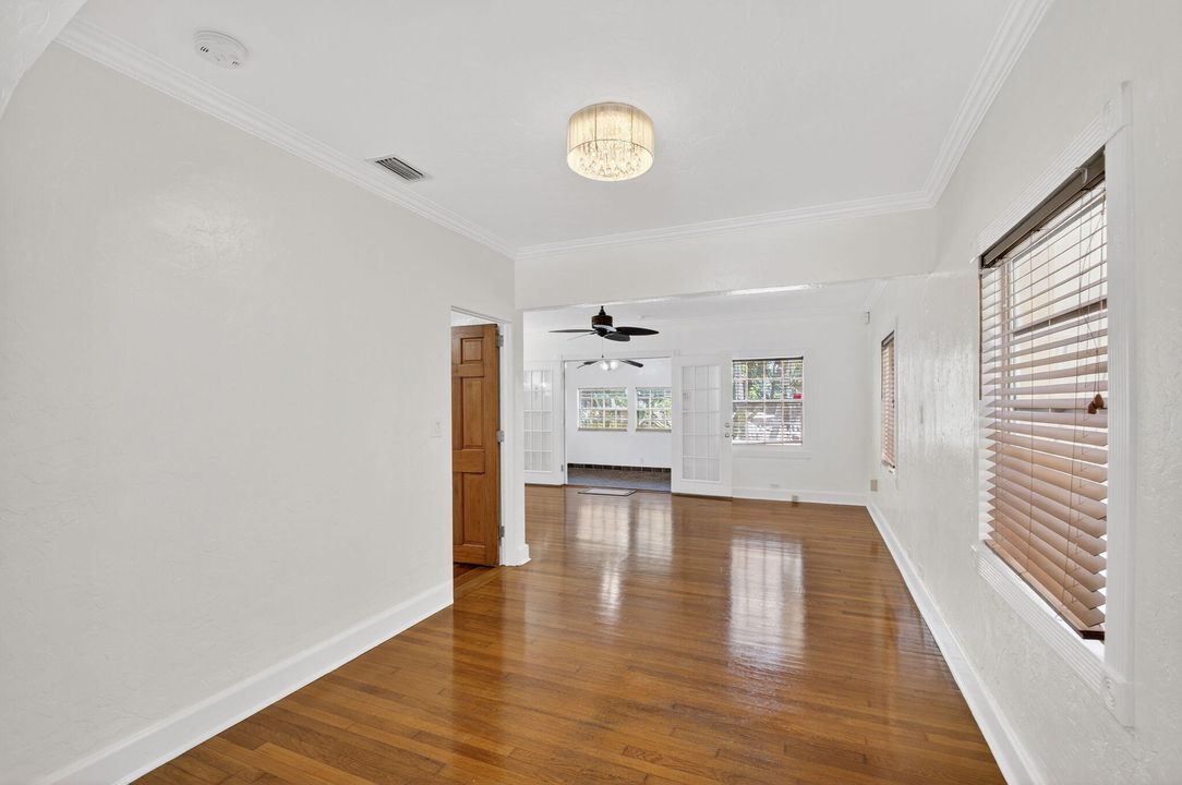 For Sale: $345,000 (2 beds, 1 baths, 1106 Square Feet)