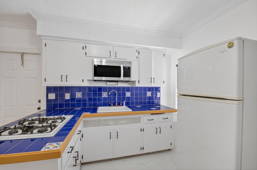 For Sale: $345,000 (2 beds, 1 baths, 1106 Square Feet)