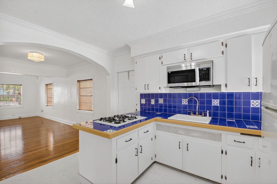 For Sale: $345,000 (2 beds, 1 baths, 1106 Square Feet)