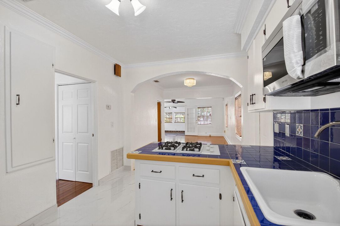 For Sale: $345,000 (2 beds, 1 baths, 1106 Square Feet)