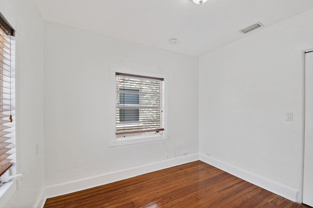 For Sale: $345,000 (2 beds, 1 baths, 1106 Square Feet)