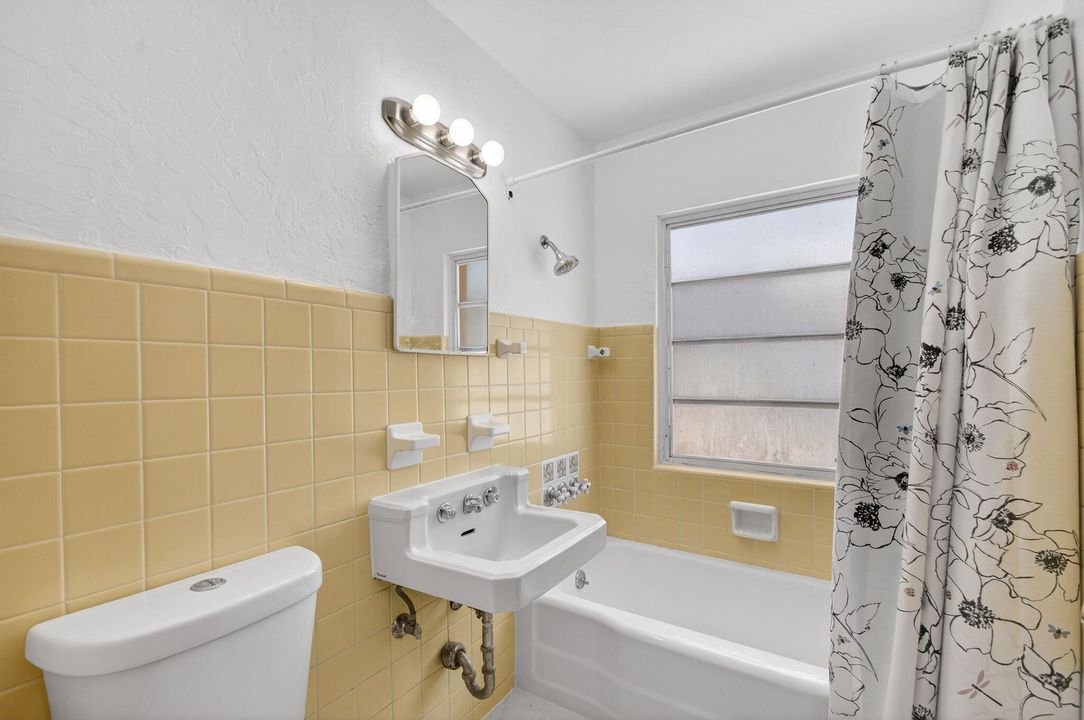 For Sale: $345,000 (2 beds, 1 baths, 1106 Square Feet)