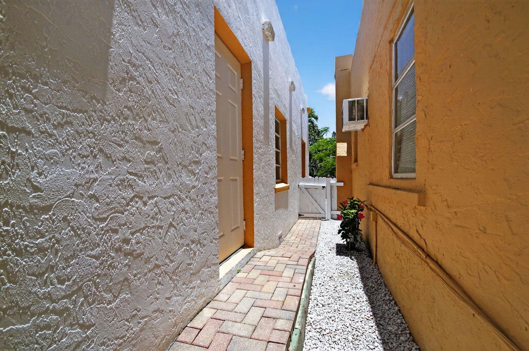 For Sale: $345,000 (2 beds, 1 baths, 1106 Square Feet)