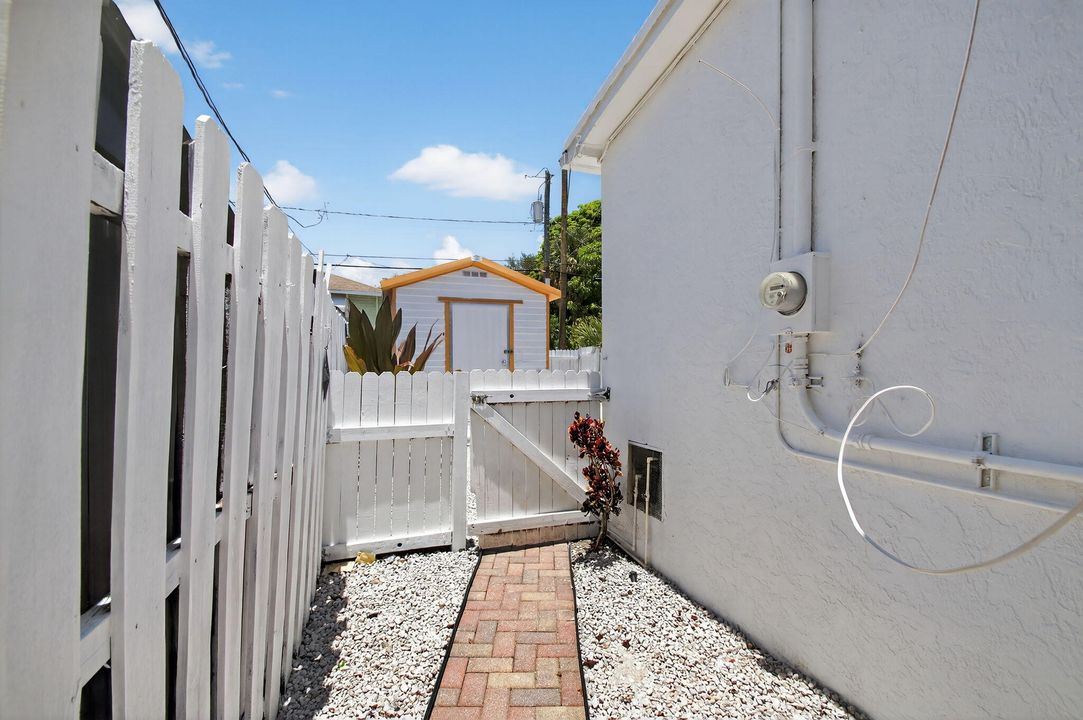 For Sale: $345,000 (2 beds, 1 baths, 1106 Square Feet)