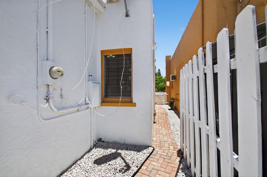 For Sale: $345,000 (2 beds, 1 baths, 1106 Square Feet)