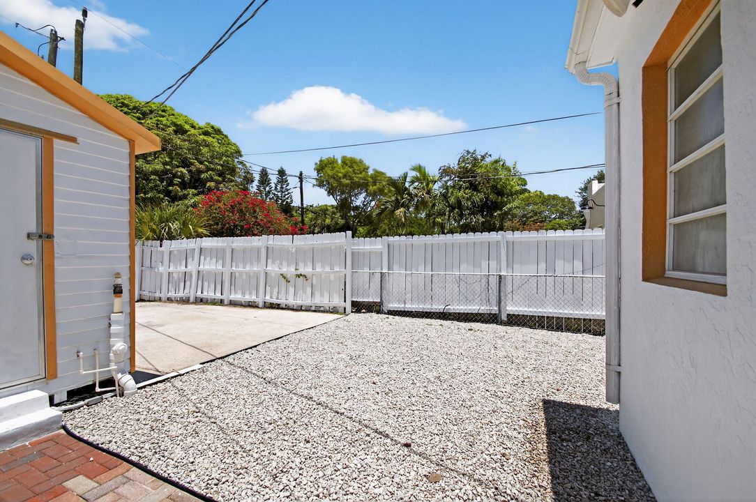 For Sale: $345,000 (2 beds, 1 baths, 1106 Square Feet)