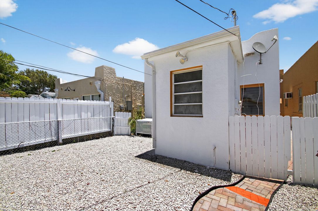 For Sale: $345,000 (2 beds, 1 baths, 1106 Square Feet)