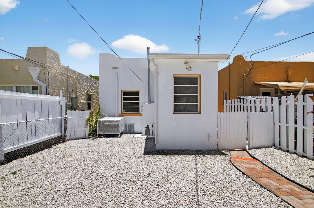 For Sale: $345,000 (2 beds, 1 baths, 1106 Square Feet)