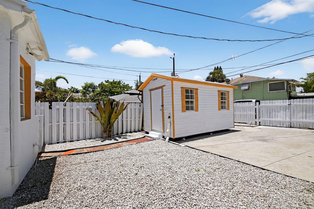 For Sale: $345,000 (2 beds, 1 baths, 1106 Square Feet)