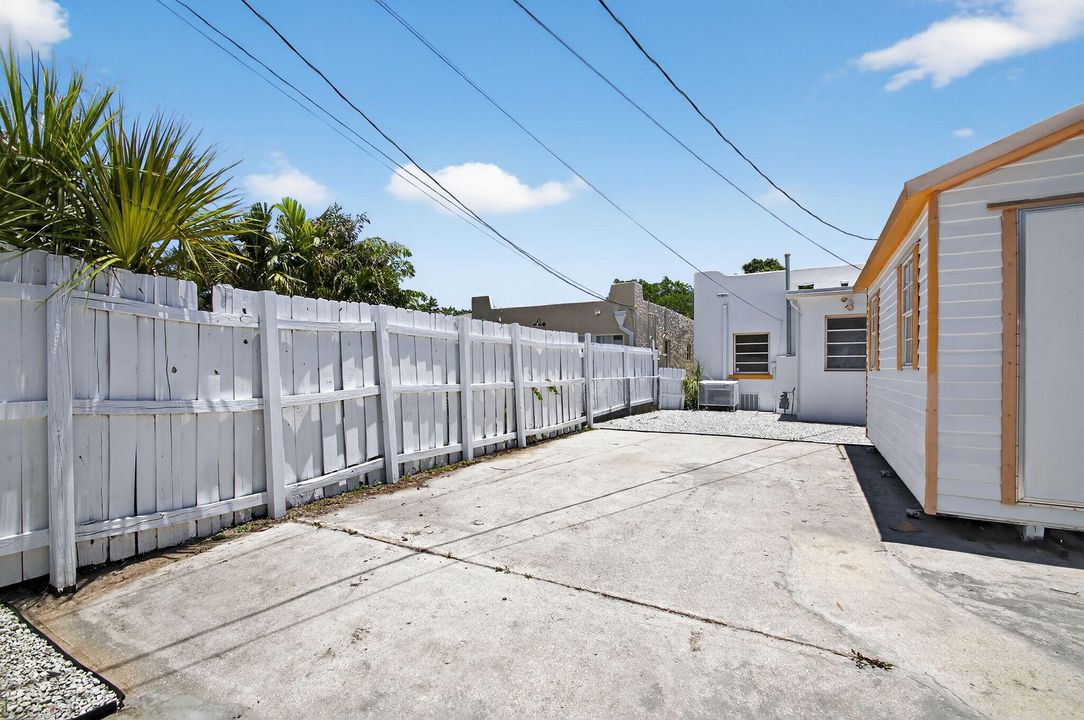 For Sale: $345,000 (2 beds, 1 baths, 1106 Square Feet)