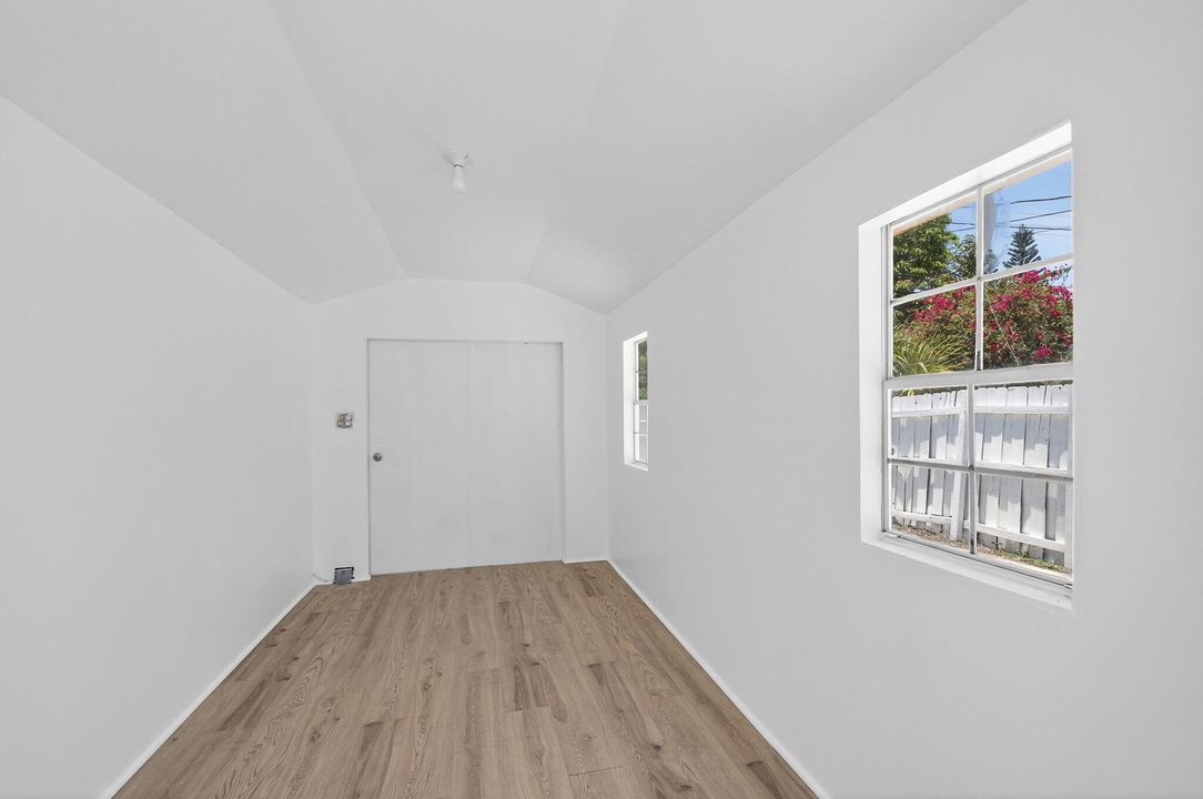 For Sale: $345,000 (2 beds, 1 baths, 1106 Square Feet)