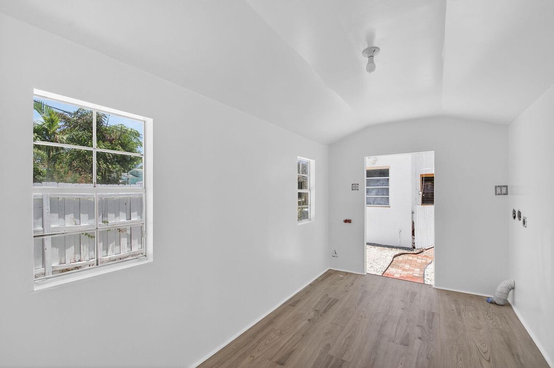 For Sale: $345,000 (2 beds, 1 baths, 1106 Square Feet)