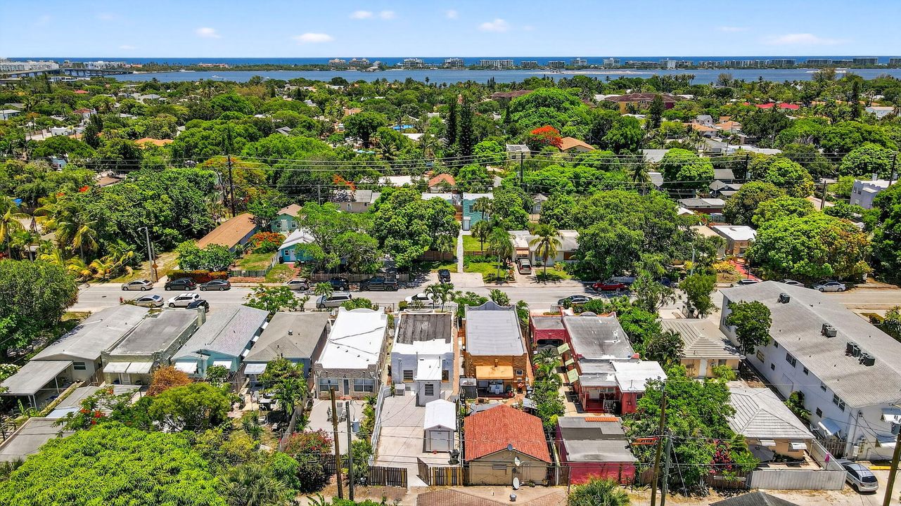 For Sale: $345,000 (2 beds, 1 baths, 1106 Square Feet)