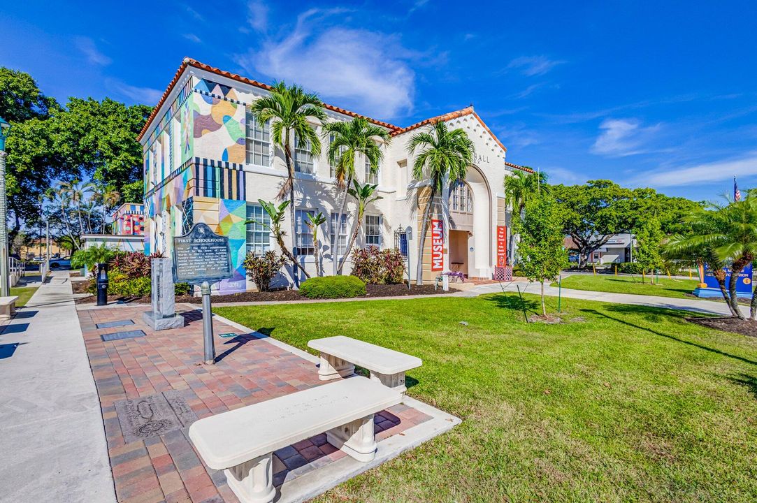 For Sale: $345,000 (2 beds, 1 baths, 1106 Square Feet)