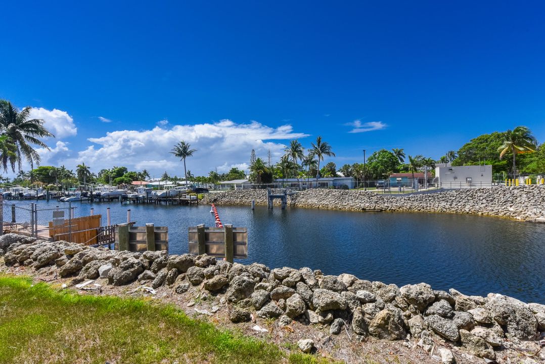 For Sale: $549,900 (4 beds, 2 baths, 1945 Square Feet)