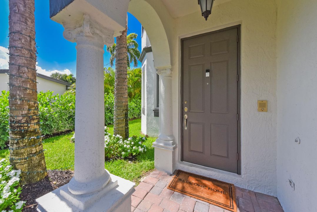 For Sale: $549,900 (4 beds, 2 baths, 1945 Square Feet)