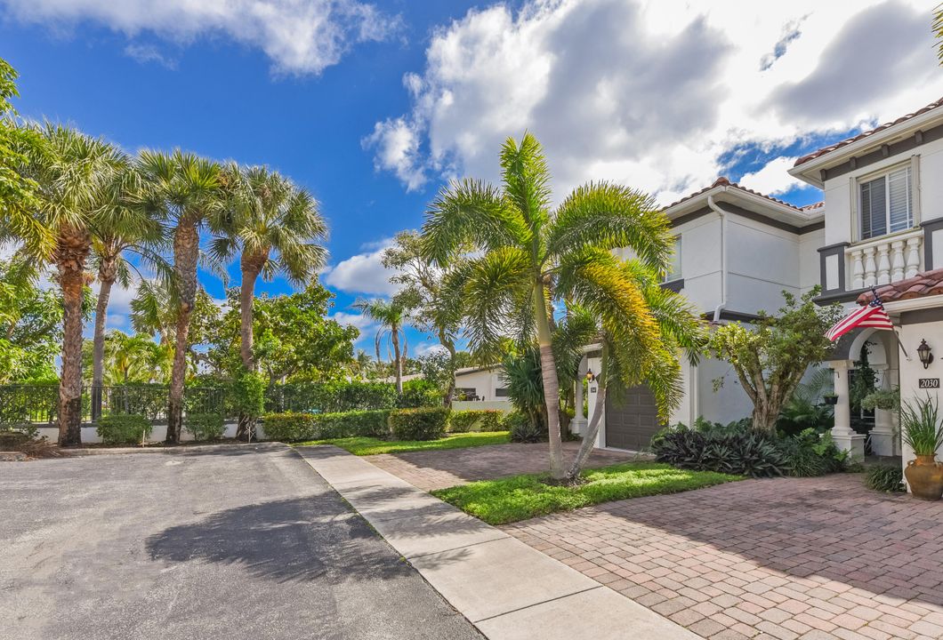 For Sale: $549,900 (4 beds, 2 baths, 1945 Square Feet)