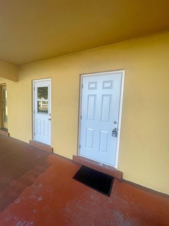 Active With Contract: $1,450 (1 beds, 1 baths, 640 Square Feet)