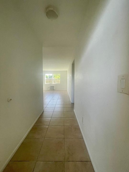 Active With Contract: $1,450 (1 beds, 1 baths, 640 Square Feet)