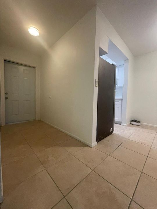 Active With Contract: $1,450 (1 beds, 1 baths, 640 Square Feet)
