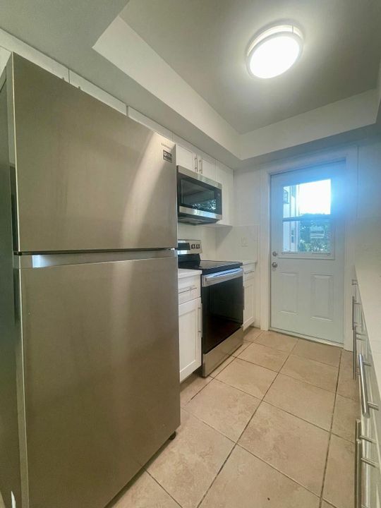 Active With Contract: $1,450 (1 beds, 1 baths, 640 Square Feet)