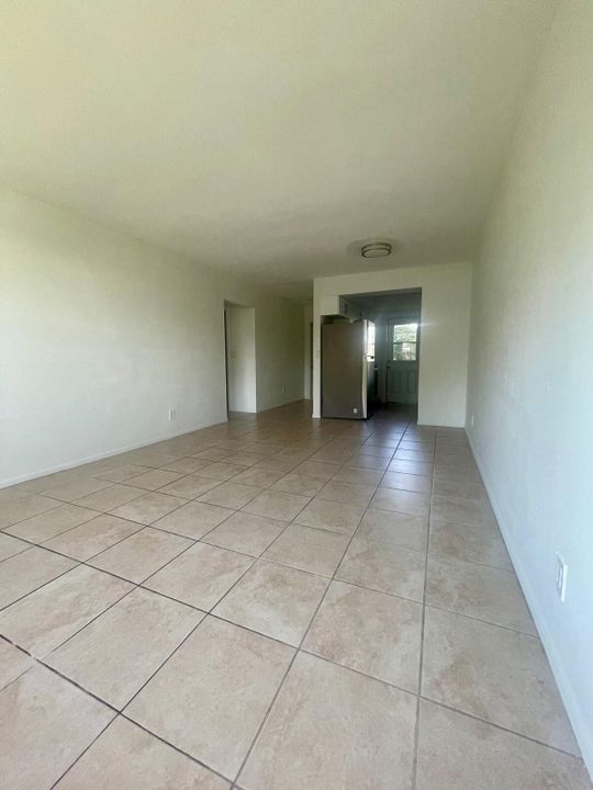 Active With Contract: $1,450 (1 beds, 1 baths, 640 Square Feet)